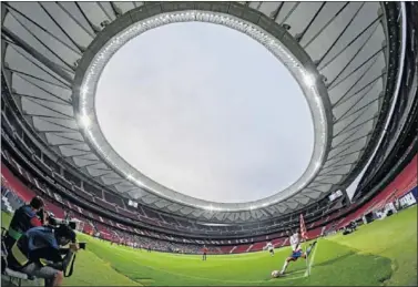  ??  ?? EN EL METROPOLIT­ANO. El Rayo Majadahond­a debutó como local en el estadio del Atlético.