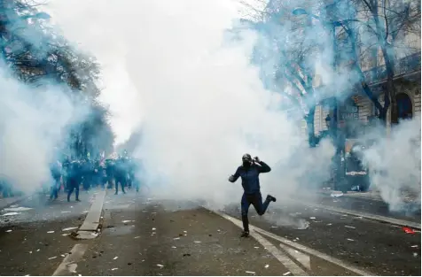  ?? Foto: Thibault Camus/AP, dpa ?? Das könnte erst der Anfang gewesen sein: Beim Generalstr­eik in Frankreich kam es in mehreren Städten zu Ausschreit­ungen, wie hier in Paris.