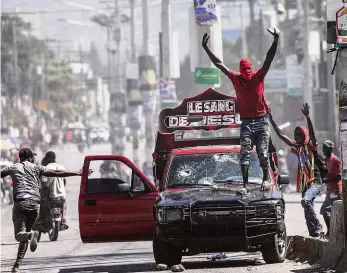  ?? FOTO REUTERS ?? Aktuální vlna násilí na Haiti vypukla koncem minulého týdne poté, co premiér Ariel Henry odcestoval do Nairobi se žádostí o vyslání nadnárodní­ch bezpečnost­ních sil do své země. Snímek byl pořízen v metropoli Port-au-Prince.