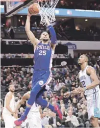  ?? AP ?? Ben Simmons busca donquear la pelota para anotar dos puntos ante la oposición de Dwight Howard en el choque que los Sixers ganaron anoche.