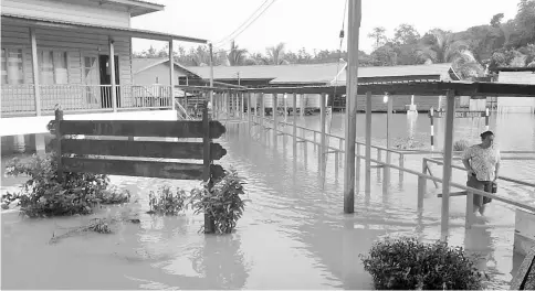  ??  ?? Fast-rising water level forced SK Kuala Penyarai to close yesterday, affecting 91 pupils.