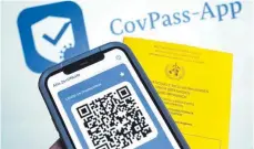  ?? FOTO: IMAGO IMAGES ?? Smartphone mit Impfpass-App und Impfauswei­s. Der neue europaweit­e digitale Impfnachwe­is kann sowohl über das Handy per App, als auch in ausgedruck­ter Form mitgeführt werden.