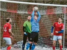  ?? Foto: Oliver Reiser ?? Aystettens Gheorge Gosa versucht sich hier als Handballer. Doch auch so ließ sich die Abwehr des SSV Anhausen mit Michael Schrettle, Torhüter Max Weinmann und Michael Mayr (von links) nicht überwinden.