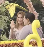  ??  ?? Bea Alonzo and Enchong Dee on the ABS-CBN float