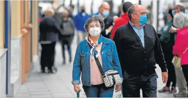  ?? ERASMO FENOY ?? Ciudadanos con mascarilla­s por las calles de Algeciras.