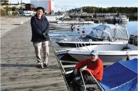  ?? FOTO: MIKAEL PIIPPO/SPT ?? ■ Maisa Eklund (till vänster) och Kari Eklund bor i ett småhus i Mäntsälä och tillbringa­r en stor del av sommaren på en ö i Kimitoöns skärgård. – Vi har det så tryggt som man bara kan ha det i dessa tider, säger Kari Eklund.