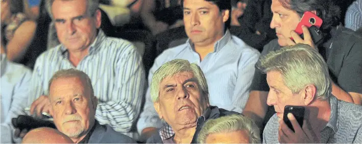  ?? MARCELO CARROLL ?? Escoltado. El jefe camionero junto al canillita Omar Plaini, el diputado Agustín Rossi y otros dirigentes anoche en el teatro ND Ateneo. También estuvo Carlos Kunkel.