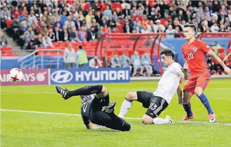  ??  ?? Lars Stindl trifft zum 1:1: Der Gladbacher hat Leverkusen­s Bundesliga­profi Aranguiz hinter sich gelassen und überwindet Torhüter Herrera.
Foto: Reuters