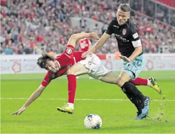  ?? KEY ?? Hart gekämpft und doch gescheiter­t: Thuns Captain Stefan Glarner (r.) ging mit vollem Einsatz voran.