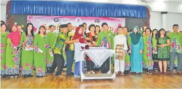  ??  ?? Wong, Mary (sixth, seventh right, front row) and others cut the Teacher’s Day cake.