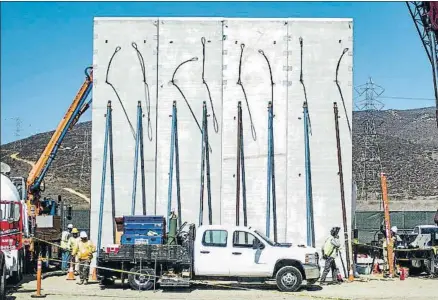  ?? JOEBETH TERRIQUEZ / EFE ?? Prueba de módulos de diferentes prototipos de muro, llevada a cabo en la frontera con Tijuana