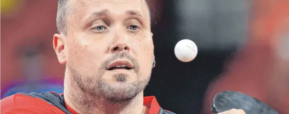  ?? FOTO: AXEL KOHRING/IMAGO IMAGES ?? Den Ball immer im Blick: Der Lindauer Tischtenni­sspieler Thomas Brüchle ist mit seiner Leistung bei den Paralympis­chen Spielen in Tokio nicht zufrieden.