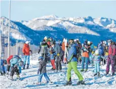  ?? FOTO: WOLFGANG SPITZBART/DPA ?? In Österreich sind viele Skigebiete geöffnet. Der Andrang von Tagesausfl­üglern ist riesig.