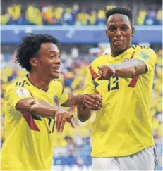  ??  ?? ► Mina festeja con Cuadrado el gol ante Senegal.