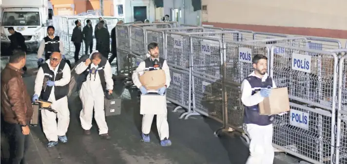  ??  ?? ► Funcionari­os forenses turcos abandonan el consulado saudita, la noche del jueves, luego de realizar una investigac­ión en el lugar.