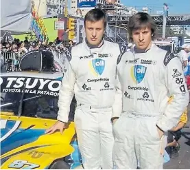  ??  ?? Escena. Cristóbal Nazareno y Emiliano López, en una pista de carreras.
