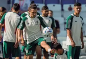  ?? ?? Guardado, en el entrenamie­nto de la Selección Mexicana, previo al duelo ante Arabia Saudita.