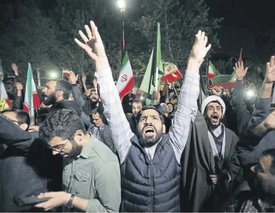  ?? ABEDIN TAHERKENAR­EH / EFE ?? Centenares de iraníes se concentrar­on la madrugada del domingo frente a la embajada británica en Teherán