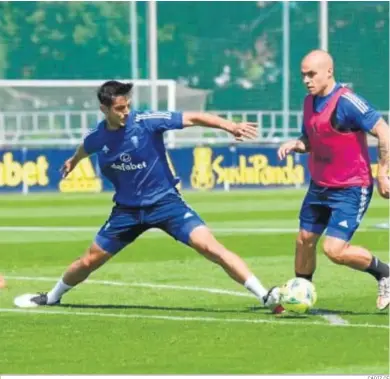  ?? CÁDIZ CF ?? Marcos Mauro (i) estira una pierna para intentar arrebatar el balón a Pombo.