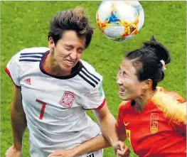  ?? REUTERS / BERNADETT SZABO ?? Corredera y Li Yang, ayer, pugnan por el balón.