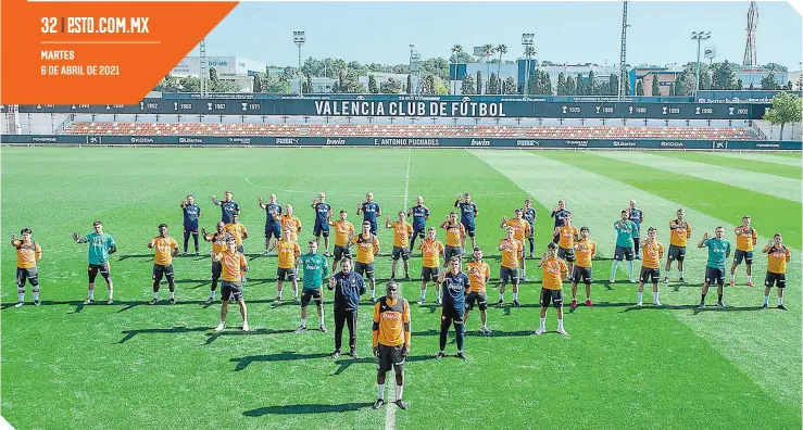  ?? / FOTO: AFP ?? Los jugadores del Valencia posaron, previo al entrenamie­nto de ayer, para respaldar al defensor francés.