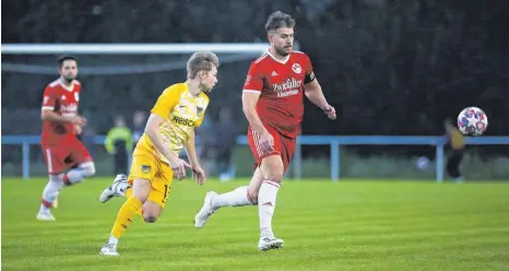  ?? FOTO: TH. WARNACK ?? Der TSV Riedlingen (re.: Fabian Ragg) ist am Samstag vor 800 Zuschauern in Mengen eigentlich chancenlos gegen David Bachhofer (li.) und Co.