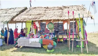  ??  ?? TERATAK atau sulap iaitu rumah kecil tradisiona­l adalah sebahagian budaya tradisi yang dibina secara bergotongr­oyong oleh penduduk Kg Perapat Laut.