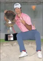  ??  ?? Campillo, con su trofeo qatarí.