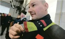  ?? Foto: M. Říhová, ČTK ?? Nouzová klapka Smart bunda má v oblasti hasičova krku bezpečnost­ní klapku, která kolegům vyšle signál, že má problém.