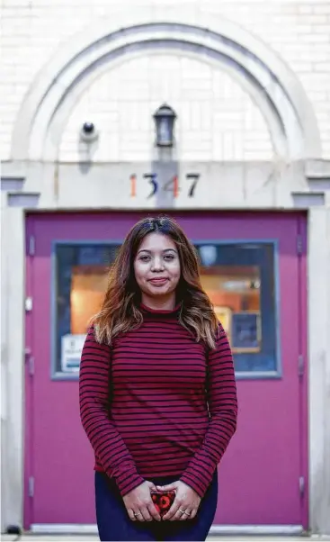  ?? Nam Y. Huh / AP ?? Andrea Aguilera posa en el Erie Neighborho­od House de Chicago, el 17 de noviembre de 2016. La estudiante universita­ria de 20 años dice que se siente insegura desde el triunfo de Donald Trump en las elecciones.
