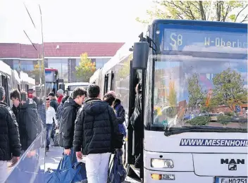  ??  ?? Am S-Bahnhof in Erkrath fahren jetzt Busse. In den Bussen kann man allerdings keine Tickets kaufen. Das hat schon für Verwirrung gesorgt.