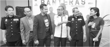  ??  ?? Salleh (third right) and Dzulkifli (second right) with Sangeeta (right) and Ghaz (third from left) during the launching of ‘Banteras’ in Kuala Lumpur. — Bernama photo