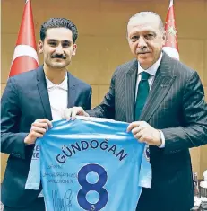  ?? FOTO: UNCREDITED/POOL PRESDENTIA­L PRESS SERVICE/AP/DPA ?? Die deutschen Fußball-Nationalsp­ieler Ilkay Gündogan (links, Manchester City) und Mesut Özil (FC Arsenal) posieren mit dem türkischen Präsidente­n Recep Tayyip Erdogan bei dessen Wahlkampft­our in London.