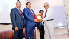  ??  ?? CA Sri Lanka’s Vice President Mr. Manil Jayesinghe presenting a token of appreciati­on to Mr. Chandra Jayaratne in appreciati­on of his contributi­on to the accountanc­y profession