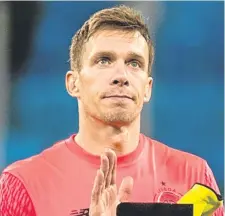  ??  ?? Keeper Dorus de Vries applauds the travelling Hoops fans after his side’s defeat in Russia.