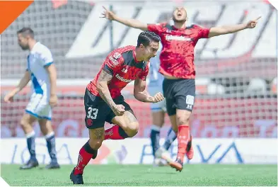  ?? FOTO: MEXSPORT ?? Diego Rigonato festeja con todo su anotación en el Nemesio Díez. /