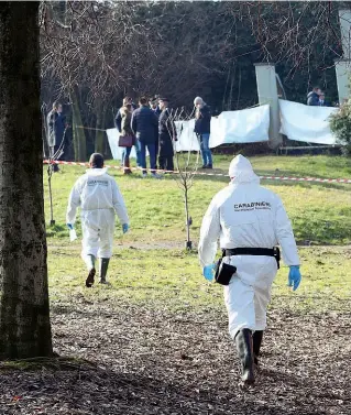  ??  ?? I rilievi
I carabinier­i della sezione Scientific­a al lavoro nei giardini pubblici di via Aldo Moro a Bedizzole in cui è stato trovato il corpo di Francesca Fantoni lunedì mattina in mezzo ai rovi. Era scomparsa da sabato sera (Foto Ansa)