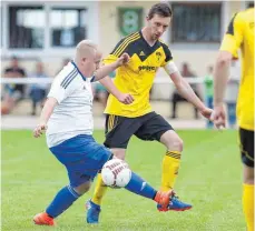  ?? ARCHIV-FOTO: WARNACK ?? Benzingen (re.: Marcel Gaiser) spielt in der kommenden Saison nach dem Abstieg wieder in der Kreisliga A 1 Zollern. Erstes Zwischenzi­el ist das Halbfinale beim Alb-Lauchert-Turnier. Unser Foto zeigt eine Szene aus dem vergangene­n Jahr (li.: Bingens...