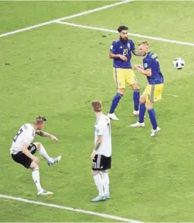  ??  ?? ► Kroos ya toca el balón con Reus y saca un remate que será inatajable para el arquero Olsen, como se ve en la segunda imagen.