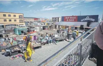  ?? ?? Kasi commerce: Traders’ stalls along a railway station overpass near the Khayelitsh­a Mall