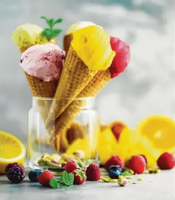  ?? Foto: Adobe Stock ?? Auch an der Eisfront geht es minimalist­isch zu: Der Trend geht zu puren Sorbet-Eiskreatio­nen.