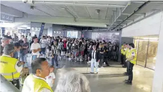  ?? FOTOS: TWITTER / JUAN FRANCISCO ROCA ?? Los seguidores del Castellón, custodiado­s tras el partido para un desalojo conjunto del estadio.