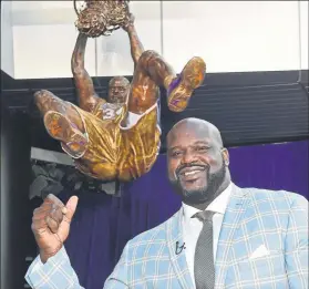  ?? FOTO: AP ?? Shaquille O’Neal, posando en Los Angeles con su estatura detrás