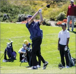  ?? Habeba Mostafa/ The Signal ?? West Ranch’s Kai Willen, shown above teeing off during a Foothill League boys’ golf game in early April, shot 77 strokes during his team’s match against Hart on Monday, aiding in their victory.