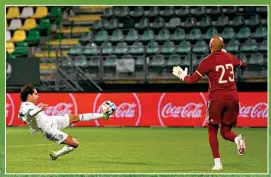  ??  ?? Diego Lainez anota su primer gol en Selección en el partido ante Argelia.