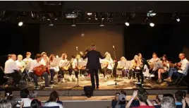  ?? (Photo S.I.) ?? L’école de musique sur la scène du théâtre Daner pour son concert de fin de saison dernière. A la direction d’établissem­ent et d’orchestre, Alexandre Del Fa.