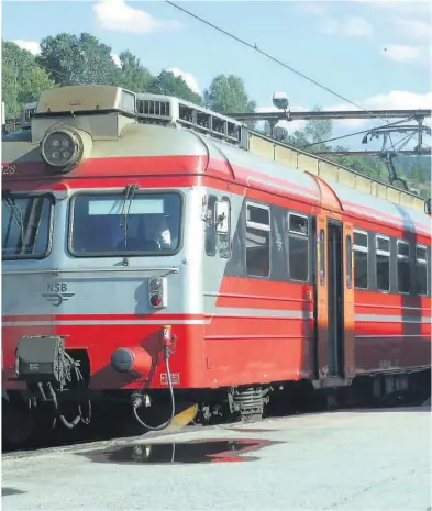  ?? FOTO: KJELL AULIE ?? NY STASJON: Togene på Bratsbergb­anen stopper i dag på den gamle stasjonen. I 2019 vil de gå til kollektivt­erminalen.