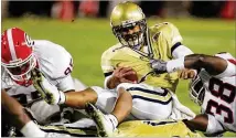  ?? BRANT SANDERLIN / BSANDERLIN@AJC.COM 2005 ?? “For a kid to have faith in me like that ... That helped my confidence, and it helped me put a lot of things into perspectiv­e,” says former Tech QB Reggie Ball (center).