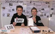  ??  ?? Wie die Kratzfesti­gkeit von Glas optimiert werden kann, erklärten Leon Gilges und Hendrik Esser vom Quirinus-Gymnasium (Platz 1).