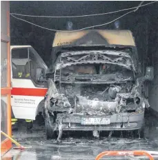  ?? FOTO: FEUERWEHR ?? Der Mannschaft­stransport­wagen des DRK hat einen wirtschaft­lichen Totalschad­en.